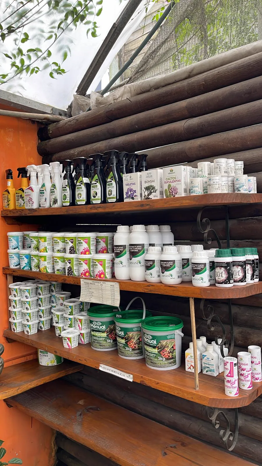 Prateleira de fertilizantes e defensivos